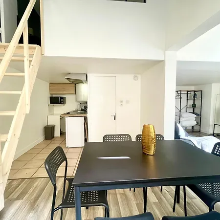 Homely & Charming Parisian Duplex - Near Marais דירה *