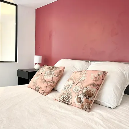 דירה Homely & Charming Parisian Duplex - Near Marais פריז